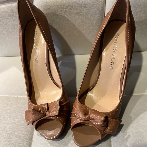 Franco Sarto Tan Bow Peep Toe Heel size 9 - Picture 2 of 2